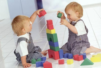 дети играют в кубики